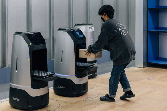 네이버의 자율주행로봇 '루키'가 제2사옥 1784에서 택배를 배달하고 있다. 네이버 제공